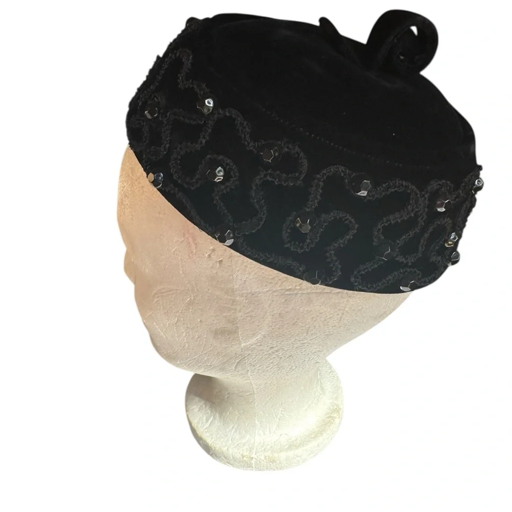 1960s Evelyn Varon Beaded Velvet Pillbox Hat - Picture 4 of 6